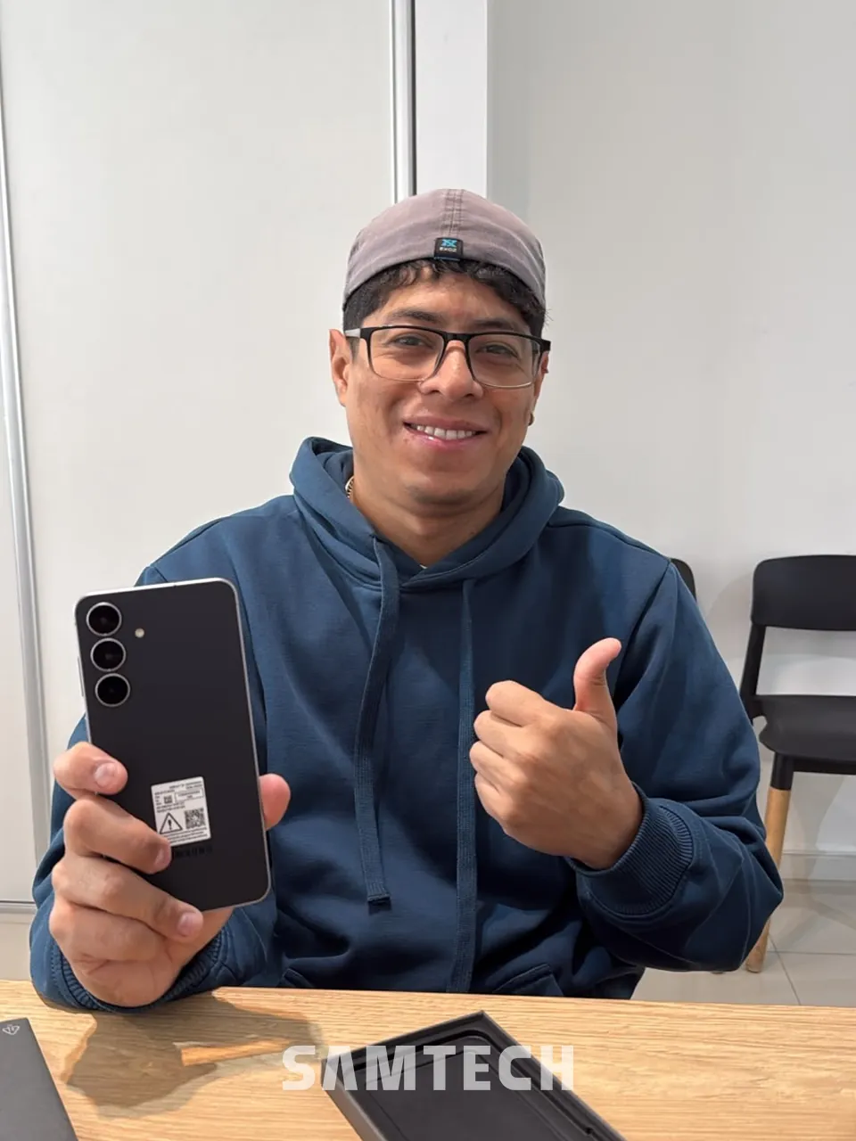 Cliente de SAMTECH con su celular nuevo en el local