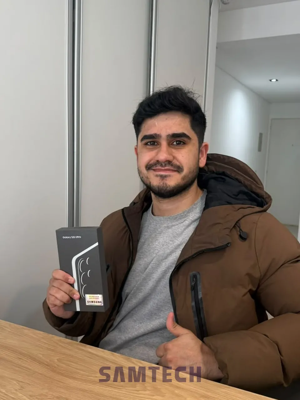 Cliente de SAMTECH con su celular nuevo en el local
