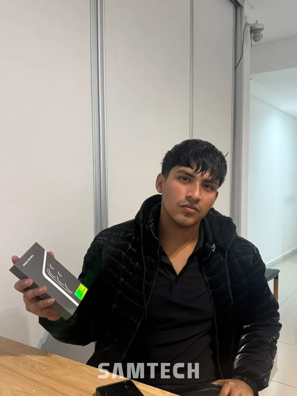 Cliente de SAMTECH con su celular nuevo en el local