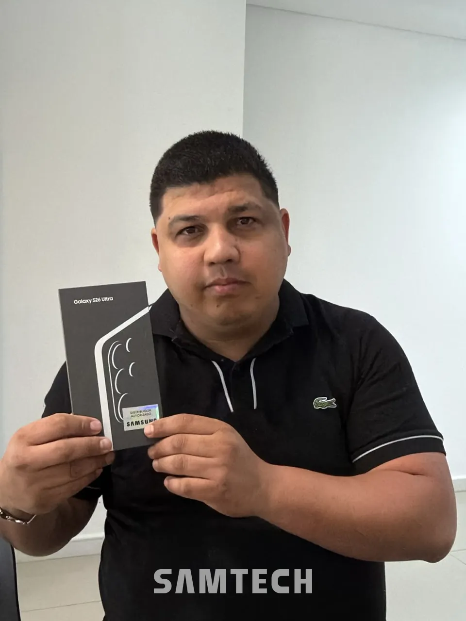 Cliente de SAMTECH con su celular nuevo en el local