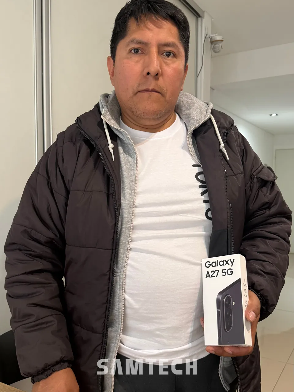 Cliente de SAMTECH con su celular nuevo en el local