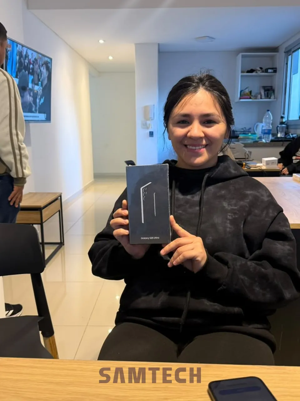 Cliente de SAMTECH con su celular nuevo en el local