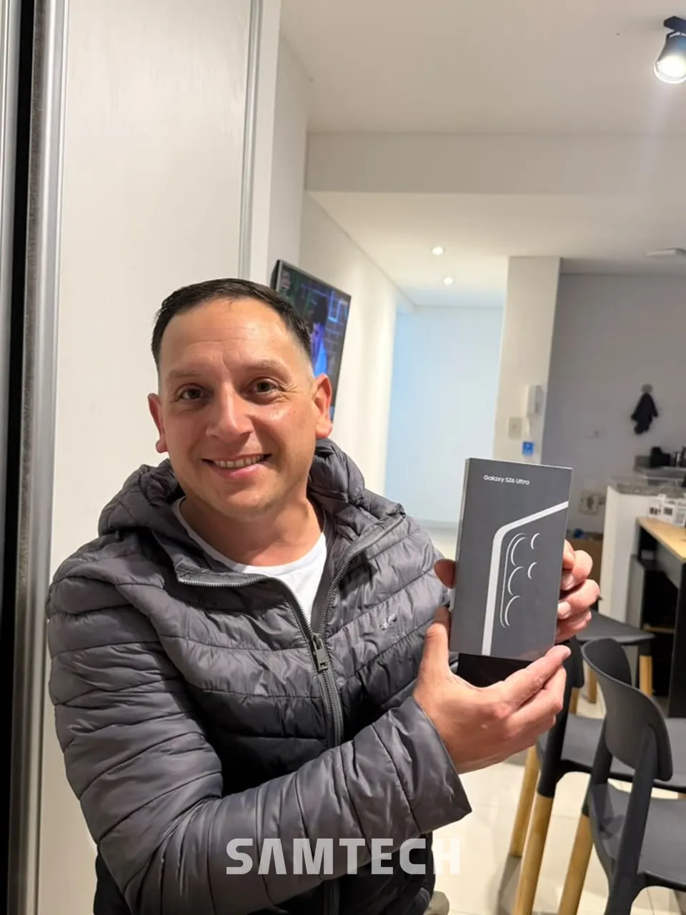 Cliente de SAMTECH con su celular nuevo en el local